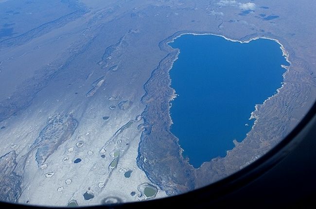 マゼラン海峡に面したプンタ・アレーナスから、今日はチリの首都サンチャゴへと向かう日。<br /><br />その移動手段はレンタカー！！　ｨｮｯｼｬ━( p｀д´)q━!!ー<br /><br /><br />…と言いたいところなんですが、(；＾ω＾)<br /><br /><br />限りある時間内での旅なので飛行機で一っ飛び。<br /><br />…とまでは行かず、中間地点にある太平洋に面した港町プエルト・モン経由で行くことに。<br /><br />さて、プンタ・アレーナスの空港や、今日乗るスカイ・エアラインはどんな感じ？<br />この編ではプエルト・モンまでの様子をご紹介しようと思います。<br /><br /><br />表紙の画像は、プンタ・アレーナスからプエルト・モンへの途中に見た不思議な平原と湖。<br />窓枠も入れて撮ると、宇宙から見た地球のようでおもしろい。