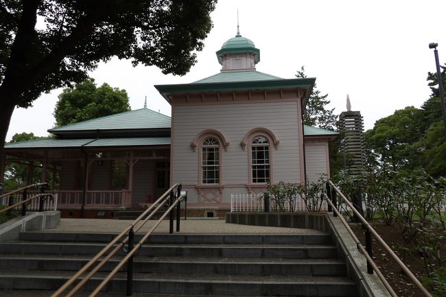 平塚八幡宮の横、つるみね幼稚園の裏は平塚山公園になっている。公園の標石には「平塚八景 八幡山公園」とある。この「平塚八景」とは、平塚市が、市制施行50周年を記念して昭和57年(1982年)4月1日に制定したものであり、市民から推薦された平塚の代表的な景色・景観等の8つを「平塚八景」として制定しものであり、古くからの歴史があるという訳ではない。平塚山公園には平和慰霊塔や戦災復興事業完成記念碑があり、旧横浜ゴム平塚製造書記念館が移築されている。この旧横浜ゴム平塚製造書記念館の由来には肝心の建築年が記載されていないものになっている。<br /> 旧横浜ゴム平塚製造所記念館は、もとは明治38年(1905年)12月に設立された日本火薬製造株式会社の英国人技術者の社宅で、明治44年(1911年)の火災で焼失した前身建物の後に再建された。<br /> 大正8年(1919年)、同社が日本海軍に買収され、海軍火薬廠が開廠した後は、将校クラブ(水交社)として使用された。この間、関東大震災(大正12年(1923年))後の復旧工事やその後の改修工事が度々行われた。戦後の進駐軍による接収後、昭和25年(1950年)、横浜ゴム株式会社が建物を含む敷地の払い下げを受けた。記念館は昭和30年(1955年)の改修工事を経て、応接室や会議室として使用された。<br /> 平成16年(2004年)4月、横浜ゴム株式会社から平塚市に建物が無償譲渡されたのを機に、市はこれを旧所在地(平塚市追分2番1号)から八幡山公園に移築し、今後の活用保存のための改修工事を行なった。<br /> 現在では国登録有形文化財になっている。しかし、この建物の応接間にはダンロが復元されている。確かに、建設当初の明治45年当時はこの応接間、それに接した東側室、中廊下を隔てた西側室の全ての部屋にダンロが設置されていた。しかし、この3つのダンロも関東大震災後に第3次改修工事が行なわれた後の昭和7年(1932年)頃の平面図には取り除かれてしまっている。それが、移築改修されて一般公開される平成21年(2009年)4月1日には応接間にダンロが復元されている。しかし、屋根を見ると煙突などは一つもない洋館には珍しい構造に改修され、瀟洒なドームが着いている。その上、ダンロの上に位置しているこのドームは煙出しではないだろう。少なくても現在は煙穴はない。サンタを困らせる建物に違いない。<br /> 横浜・山手にある洋館に比べるとチャチな洋館がたった1棟だけ平塚市内に残され、公開されているが、その洋式はいい加減なものだ。こんないい加減な復元建築でさえ国登録有形文化財になっているのであるから、国(文化庁)の文化財行政にも疑問が湧く。元々、鎌倉世界遺産の結果が示す程度の実力しか持ち合わせてはいないのが実情なのだろうか?また、市内に古い民家が殆ど残っていない平塚市の建築物の文化財担当部門にもその能力のなさを如実に示すモニュメントとなってしまっていることは、全くのところ、情けない限りだ。<br />(表紙写真は八幡山公園に移築された旧横浜ゴム平塚製造所記念館)