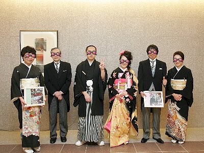 前年12月に結婚した息子夫婦の新婚旅行に、両家の親が合流しました。(私が皆を引きまわしたという噂も?)<br />「親離れしていない/子離れしていない」とおっしゃるなかれ、結婚前の温泉旅行で一晩に35本のビールを飲んだ、飲み仲間なのです。(^^ゞ<br /><br />★2/11 ハワイ島(2泊)<br />2/13 ホノルル(2泊)<br />2/16 帰国