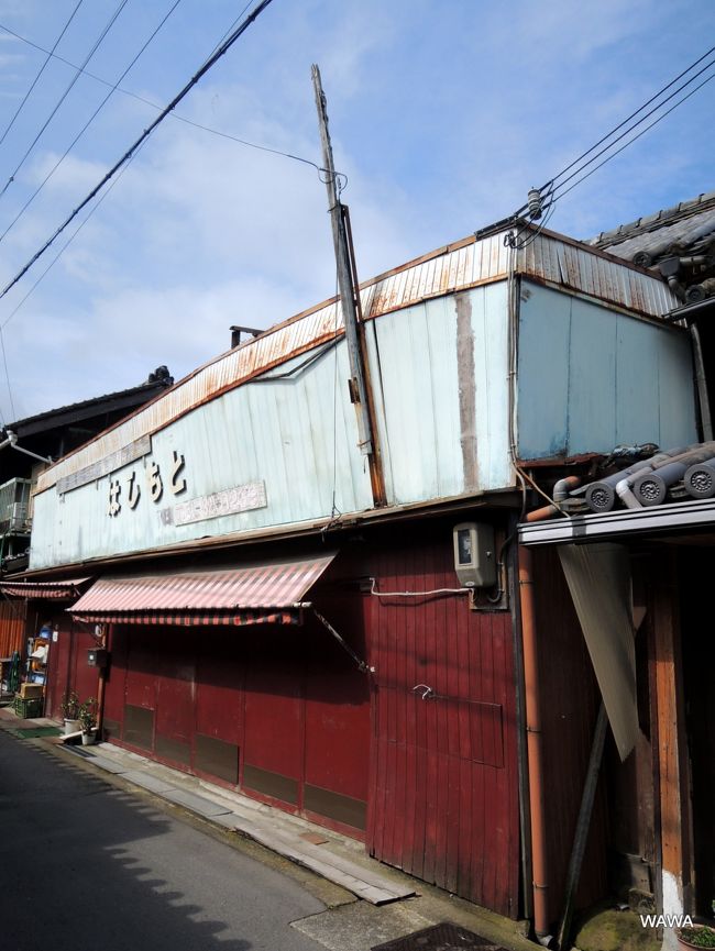 湯浅や御坊に出かけた際、海南駅周辺の紀勢本線（きのくに線）車窓から見えた、密集度の高い古い瓦屋根の街並みが気になっていましたので、今回は古い街並みが残る和歌山県海南市の熊野街道、紀州漆器の黒江地区、廃線跡などをカメラをポケットに歩いてみました。