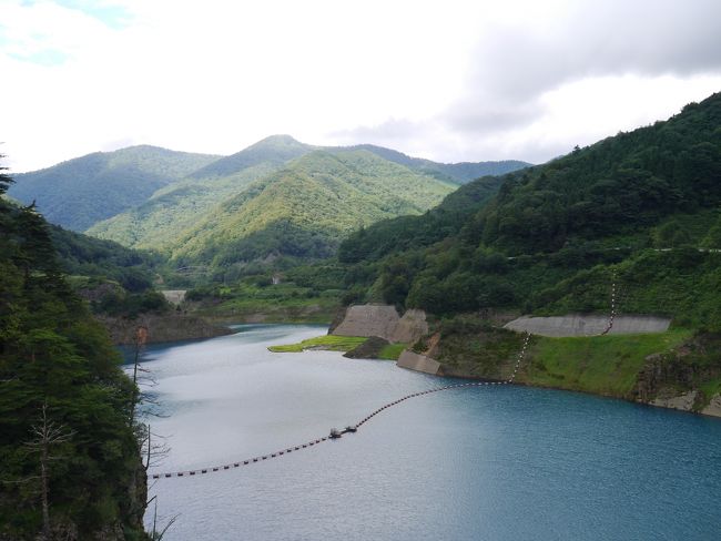 2014年も、夏が去ろうとしています。<br />今年の夏は例年と違って残暑もなく、8月下旬からもう秋雨前線？と思うくらいさっさと夏は終わってしまいましたね。<br />そんな中、車でのんびり温泉に行って来ました。<br /><br />8月30日　10:30出発→3:00四万温泉着<br />8月31日　10:00四万温泉発→5:00自宅着<br /><br />四万温泉に行くことが目的で、至ってシンプルな旅でした。<br />車からの車窓の様子や美味しいお料理、ちょこっと観光の様子を紹介したいと思います♪♪