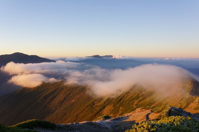 南アルプス２日目。<br /><br />仙丈ヶ岳でご来光を見たあと、北沢峠に下山。<br />明日の甲斐駒ヶ岳登頂への英気を養う日です。<br /><br />お天気がよさそうなので、早起きして山頂にご来光を見に行きますよ〜。<br />朝食はご来光を見てから食べていい、とのことなので時間はみなバラバラ。<br />自由な感じでした。