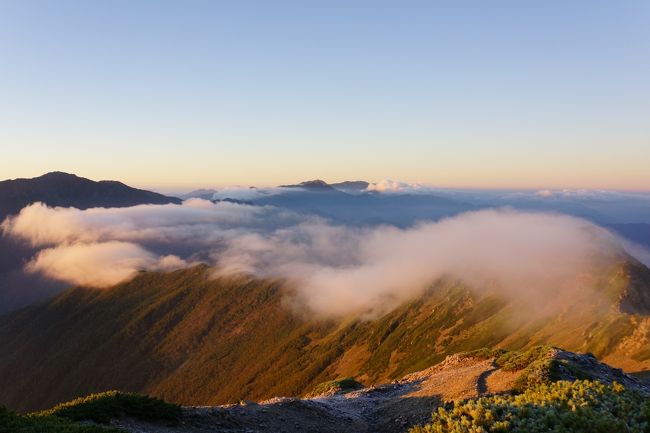南アルプス2日目。<br /><br />仙丈ヶ岳でご来光を見たあと、北沢峠に下山。<br />明日の甲斐駒ヶ岳登頂への英気を養う日です。<br /><br />お天気がよさそうなので、早起きして山頂にご来光を見に行きますよ〜。<br />朝食はご来光を見てから食べていい、とのことなので時間はみなバラバラ。<br />自由な感じでした。