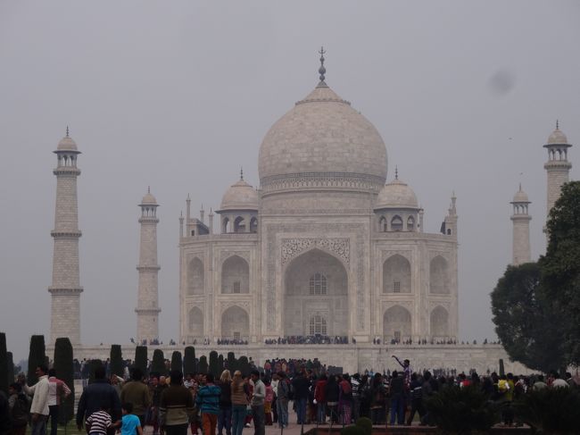 ここ数年で３０以上の国と地域を訪問してきた。そろそろインドかなと思い、旅立つことにした。年末年始にかけて、インド（ニューデリー、アグラ、バラナシ）その後、空路でネパールのカトマンズへ。ネパールから日本への直行便は無いので、バンコク経由で帰ることにした。<br /><br />１２月２８日　成田からデリーへ。<br />１２月３０日　アグラ（タージマハル）一日観光へ参加。<br />１２月３１日　デリーからバラナシへ空路移動。<br /><br />２０１４年、明けましておめでとうございます。<br />１月１日　バラナシからデリー経由で空路、カトマンズへ。<br />１月３日　カトマンズから空路バンコクへ。<br />１月５日　バンコクから成田へ。<br /><br />本編は、インドのアグラ、タージマハルの一日ツアーの模様です。