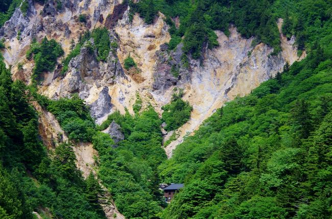 秘湯、今では車で簡単に行くことができるところが殆ど。ある秘湯の宿でご老人曰く、「昔は街から歩いてきたから温泉のありがたみを感じた、飯もうまかった」。これまで秘湯と呼ばれるところに数多く行きましたがマイカーやバスを頼りにしてのこと。秘湯に行ったと言えるのだろうか。今回は最寄駅の峠駅から徒歩２時間の場所にある姥湯温泉へ歩いて行くことにしました。梅雨の中休みと思ってましたが・・・<br /><br />【旅程】<br />　6/21　福島駅12：51発→峠駅13：19着→姥湯温泉<br />　6/22　姥湯温泉→峠駅13：22発→福島駅13：52着