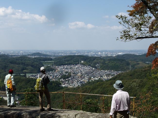 ９月里山散策会の山行は、いつも行く松平の手前、九久平小学校手前にある、岩谷山から大給城祉。<br /><br />大給城祉は、以前みうと歩いた事があるが、岩谷山は初めて。<br /><br />近場にこんな面白い山があるなんて。<br /><br />岩谷山は、ロッククライミングする人もあって、大きな垂直岩が並ぶ。<br /><br />石仏が登山道にいくつも並んで、心がなごんだ。<br /><br />表紙の写真は、大給城祉からの展望。