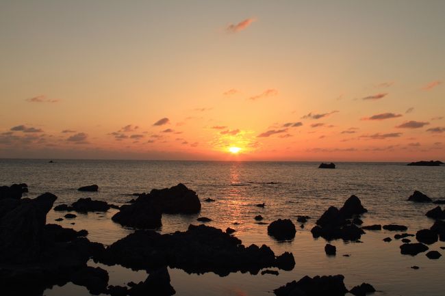 家内と久しぶりに休日が一緒となり、急きょ、歴史と自然を求めて、初めての佐渡ヶ島旅行へ。<br />マイカーで出発です。<br /><br />１日目　名神・北陸自動車道を経由、上越ICを降り、上越市に宿泊。<br />２日目　直江津港9:30発の佐渡汽船で小木港へ、小木・たらい舟体験、宿根木集落散策、大佐渡スカイラインを廻り相川温泉に宿泊。<br />３日目　佐渡金山、佐渡奉行所跡、尖閣湾、大野亀、二ツ亀、弾埼灯台、トキの森公園を廻り両津・加茂湖で宿泊。<br />４日目　根本寺、阿仏房妙宣寺、西三川ゴールドパークを廻り、小木港12:50発の佐渡汽船で直江津港へ。北陸・若狭舞鶴自動車道を経由して帰途に。<br /><br />全行程１２６８km走行のロングドライブとなりましたが、天気にも恵まれ、また９月と言うオフシーズンでもあり、連休にも関わらず空いており、ゆっくりと観光が出来ました。ただ、時期の花や食べ物など、この時期には何もなかったのが少し残念でしたが、満足できる旅でした。