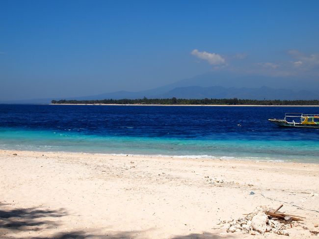 昨年に引き続き再びインドネシアの小島"ギリメノ"へ。<br /><br />今年は二つの目的を用意して旅立ちました。<br /><br />一つは地図作り、どんどん変わっていく島を自分用の記録として。<br />もう一つは、昔に海岸でパイナップル売りをしていた少女の今に出会うこと。<br /><br />さーどんな旅になることやら。<br />でも、基本は飲んで食べて・・・・かな。<br /><br />昨年はこちら<br />http://4travel.jp/travelogue/10819318<br /><br />後編はこちら:http://4travel.jp/travelogue/10936885<br /><br />リラクゼーション↓<br />https://www.youtube.com/watch?v=r34wAi1QGY4