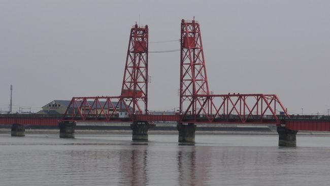 　九州最大の川、筑後川の河口に近い所にかかる橋です。かつては国鉄佐賀線がこの橋の上を走り、今でも川を往来する船の航行に支障がないように、橋の中央部が上下する仕組みになっています。地元の方たちが大切に管理しています。<br />　佐賀駅方面からと西鉄柳川駅方面から、それぞれバスが出ていますが、佐賀からのバスがすぐ近くに停まります。早津江方面行きのバスに乗って３０分弱。筑後川の右岸で右折すると、間もなく橋が見えてきます。バスを降りて５分ほど歩くと、右岸側の入り口に着きます。中央部まで歩いて行くと、上下に動く箇所に。係員の方が上げてくれます。感動です。橋からは河口に向かって、河口部分に砂が堆積しないように工夫した堰も見えます。こちらは引き潮の時でないと、見えないかも。<br />　左岸に渡りきると、右手に温泉センターがあります。こちらは福岡県です。バス停までは歩いて１０分強。バスは１時間に２本程度なので、事前に調べましょう。柳川までは約３０分です。バス停までにかつて銀行として使われた古い建物があります。ついでに見て行きましょう。<br />　また近くには日本赤十字の父、佐野常民の記念館があります。こちらに寄るのもいいでしょう。