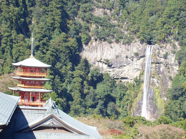 学生時代の友人５人で熊野古道をドライブしてきました。<br />　川湯温泉から熊野速玉神社・浮島・青岸渡寺へ