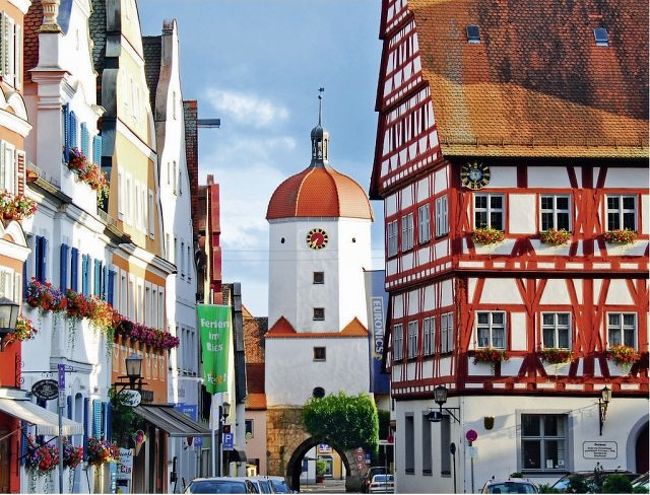Romantische Strasseロマンチック街道、Schwaebische Alb Strasseシュヴェービッシュ・アルプ街道、Burgenstrasse古城街道の旅<br /><br />期間 :2012年05月15日(火)〜05月29日(火)15日間の旅<br /><br />ネルトリンゲンからロマンチック街道を外れ、エッティンゲン・ヴァラーシュタイン侯爵家に関わりのある町に向かう。<br />B466を北東にニュルンベルク方面に走ると、15kmでOettingen in Bayernエッティンゲン(バイエルン州)に到着した。<br />初めて訪れた町は賑やかで、人々が中世の仮装をして歩いている。事前に知らなかったが、ラッキーにも今日は“中世祭り”が行われているのだ。<br /><br />写真はエッティンゲン旧市街・Koenigsturm王の塔