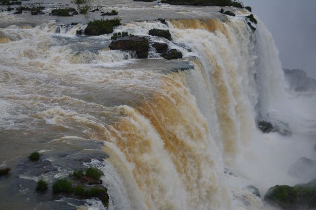 南米大陸三大絶景めぐり10日間も<br />いよいよ最終日！<br /><br />イグアスの滝（ブラジル側）で<br />長い旅を締めくくる～。<br /><br />↓旅の予定はこちら。<br />□１日目：新千歳→羽田→成田<br />　　　　　→ロス→リマ<br />□２日目：リマ→クスコ→マチュピチュ<br />□３日目：マチュピチュ観光→クスコ<br />□４日目：クスコ→リマ<br />□５日目：リマ→ピスコ→ナスカの地上絵<br />　　　　　→リマ<br />□６日目：リマ→イグアス<br />□７日目：イグアスの滝(アルゼンチン側)<br />■８日目：イグアスの滝(ブラジル側)<br />　　　　　→リマ<br />■９日目：リマ→ロス→予定外ロス泊<br />■10日目：ロス→シカゴ　え？シカゴ→<br />■11日目：成田→新千歳<br />