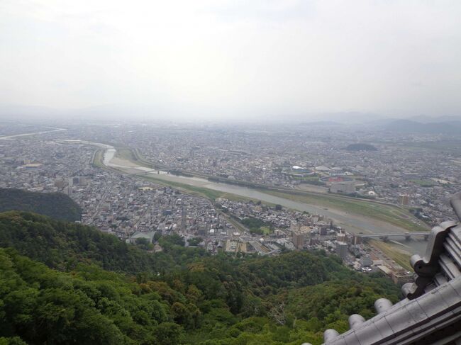 母と一緒に岐阜を旅してきました。<br />１日目は名古屋から岐阜・長良川温泉へ。岐阜城を見物した後は、夜の長良川で鵜飼を楽しみました。