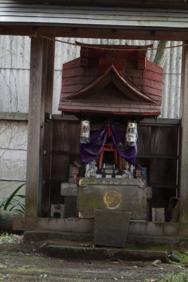 　古花水（神奈川県平塚市平塚4）に鎮座する王子稲荷神社は創建や縁起は不詳である。東海道から1つ北にある小路に面し、石垣が積まれた境内に建っている。覆殿の中には、入口の朱塗りの鳥居の大きさとは不釣合いな小さな社殿が安置されている。京方見附を入った直ぐ近くに鎮座しているのであるから、平塚宿に入って直ぐ、あるいは、平塚宿を立つ際にお参りしたのであろう。宿場が栄えていた当時は朱塗りの鳥居の大きさに見合う大きさの社殿が建っていたのだろうか？<br />（表紙写真は王子稲荷神社本殿）
