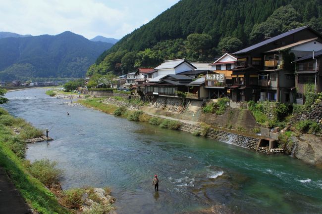 青春18切符　残り1回分<br />長良川鉄道清流列車に揺られて郡上八幡へ<br /><br />長良川と吉田川の自然石が敷きつめられた道ってのに<br />惹かれて出かけました～<br /><br />江戸時代には旦那衆やお侍がこっそり人目を避けながら<br />現在の日吉町界隈にあった裏田という遊郭へここを通ってぬけてゆく<br />ちょっと艶っぽい路地でもあったとか...<br /><br />美濃太田～郡上八幡　片道￥1350　<br />一台しかない券売機にずら～～～っとお客さんが並んで<br />結構賑わってましたねぇ<br />お客さんが乗車券を買い終わる迄、出発を待ってくれてました。<br />郡上踊り最終日という事もあって観光客は多かったですねぇ<br /><br />美しい玉石のこみちに惚れ惚れして～<br />後半は、湧水や有形登録文化財の建物が残る街並みを歩いて～<br />町家カフェで休憩して帰途に...<br />