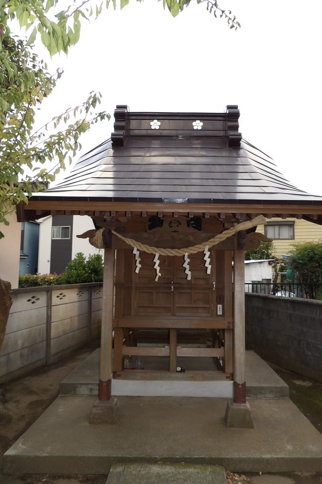 神奈川県平塚市平塚3に鎮座する北野天神社は菅原道真を祀る天神さまである。境内には「筆之塚」(昭和43年(1968年)銘)や「皇紀二千六百年記念碑」(昭和15年(1940年)銘)、石祠の横に「手習講中」銘のある石塔などがある。また、関東大震災で倒壊した石鳥居の残骸も残されている。<br /> 社殿は小さく、他の少し大きな神社であれば摂社程度の大きさである。<br />(表紙写真は北野天神社社殿)