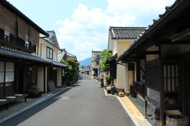 愛媛県喜多郡内子町は、松山城下と大洲城下を結び、四国八十八ヶ所の遍路道や讃岐の金毘羅さんへの参詣道として重宝された大洲街道沿いに広がる町で、中でも、南北に隣接する護国地区と八日市地区に見応えのある町並みが残っています。<br /><br />高昌寺の門前町だった護国地区は、お遍路さんや金毘羅参りの人々の宿場町としての位置づけがより強く、旅籠や飲食店などが集まる町として発展します。<br /><br />一方、室町時代に統治していた曽根氏が、定期的に「市」の立つ町として整備した三つの内の一つだった八日市地区は、古くは文字どおり「市」を中心とした商業地域として、また大洲藩が成立した江戸時代以降は、手漉き和紙や電気のない時代の灯りとして必需品だった蝋燭の原料となる木蝋生産が盛んな産業地域として繁栄します。<br /><br />内子で大洲和紙の生産が始まったのは1628年ごろからで、手漉き和紙生産の奨励・保護に努めた大洲藩は、1760年には内子に紙役所を設け、藩収入の80パーセントを占めるまでに成長します。<br /><br />他方、1738年に安芸の国から3人の蝋職人を招いて始まった内子の木蝋生産は、文久年間(1861〜64年)に八日市の芳我弥三右衛門が、高品質の晒蝋を大量生産する「伊予式蝋花箱晒法(いよしきろうばなはこさらしほう)」の技術を確立すると、ハゼやウルシの果実から抽出した生蝋をこの方法で漂白精製した晒蝋(さらしろう)の品質の優秀さから、需要拡大の一途をたどり、全国有数の生産量を誇るようになります。<br /><br />その結果、木蝋生産は飛躍的に成長し、八日市を中心に多くの晒蝋業者を輩出することとなり、最盛期をむかえた明治中期には、国内でも有数の生産地に発展します。<br /><br />しかし、江戸時代以来隆盛を誇ってきた木蝋生産も、大正時代の西洋蝋(パラフィン)の普及とともに、石油や電灯の導入により需要は激減、次第に衰退していきました。<br /><br />護国地区や八日市地区の町並みに今も残る、江戸時代から明治時代にかけて建てられた豪壮な町家は、往時の繁栄ぶりを物語っています。