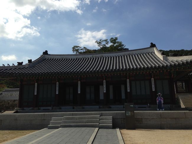 最近韓国は、食べてるか、買い物してるか、でしたが、<br />今回は、新たに2014年6月に世界遺産となった<br />ソウル・南漢山城に行って来ました。<br /><br />最後は、南漢山城の城壁に沿って歩いた後、<br />行宮（ヘングン）に行き、ソウルへ戻って日本へ帰るまでです。