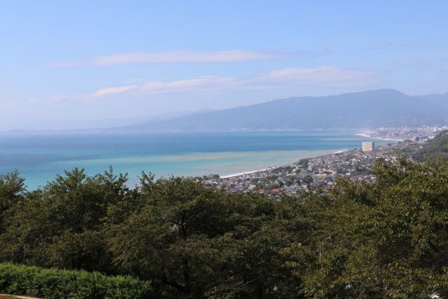 二宮町にある吾妻山公園は、一年中花が咲き誇り生い茂る木々に囲まれ20分程度で展望台に到着できます。ここからの景色は抜群で、秋晴れの今日は360度全て見渡せることができました。