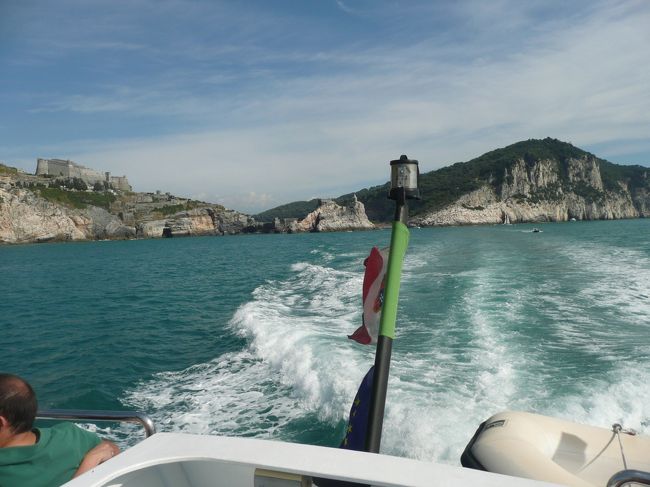 9月 21日、晴れ<br />イタリア～コート・ダジュール #8 - ポルトヴェーネレからチンクエテッレです。ポルトヴェーネレで船を乗り換え、海からユネスコの世界遺産「ポルトヴェーネレ、チンクエ・テッレと小島群（パルマリア島、ティーノ島、ティネット島）」を観光します。<br /><br />表紙の写真は、ポルトヴェーネレと小島群方面を撮ったものです。天候も良く、これからご紹介するチンクエ・テッレの5つの村も良く見えました。<br /><br />ちなみに前回は、電車でチンクエ・テッレ観光をしました。<br /><br />イタリア鉄道旅行、最高！- チンクエ・テッレ (愛の小道)<br />http://4travel.jp/travelogue/10481750<br />イタリア鉄道旅行、最高！- チンクエ・テッレ (ヴェルナッツァ)<br />http://4travel.jp/travelogue/10482133<br /><br />以下、イタリア～コート・ダジュールの旅の日程です。<br /><br />□ 9/15 (日) 成田→パリ経由→ローマ<br />□ 9/16 (月) ローマ（終日）　http://4travel.jp/travelogue/10819148<br />□ 9/17 (火) ローマ→ミラノ<br />□ 9/18 (水) ミラノ（終日）　http://4travel.jp/travelogue/10824045<br />□ 9/19 (木) ミラノ→ニース　http://4travel.jp/travelogue/10827757<br />□ 9/20 (金) ニース→モナコ　http://4travel.jp/travelogue/10827883<br />→ヴィルフランシュ・シュル・メール<br />http://4travel.jp/travelogue/10828278<br />→カンヌ　http://4travel.jp/travelogue/11171871<br />→ニース<br />■ 9/21 (土) ニース→ラ・スペツィア<br />http://4travel.jp/travelogue/10832354<br />→チンクエ・テッレ<br />□ 9/22 (日) ラ・スペツィア→ローマ<br />□ 9/23 (月) ローマ→ヘルシンキ→成田<br />□ 9/24 (火) 成田着<br />