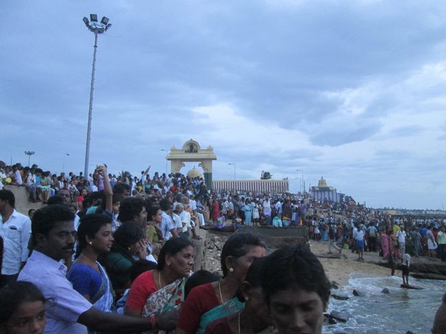 インド最南端、コモリン岬にいてきました。<br />「３つの海が交わるところ」（ベンガル、アラビア、インド洋）<br />「海から日が昇って、海に日が沈むところ」<br />などなど、色々言われますが、ヒンズー教の聖地でもあるようです。<br />皆さん、沐浴などもされるようです。<br />今回も電車を利用してまして15時間。さすがに遠く、帰りは飛行機利用です。<br />＜概略旅程＞<br />7月25日　Chennai Egmore駅19：35　出発（今回はエアコン2等寝台で）<br />7月26日　Nagarcoil駅　10：15　到着（いつもの通り30分遅れで10：45到着）<br />　　　　　相変わらず、運行状況はめちゃくちゃで、乗り継ぎのよい電車<br />　　　　　はなくタクシーで<br />　　　　　終日　コモリン岬観光<br />7月28日　日の出を拝んでからタクシーでTrivandrumへ。観光後、<br />　　　　　Trivandrum空港へ。<br />　　　　　Spice Jet　16：00の便で17:30Chennai空港に到着<br />