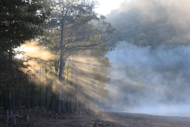 時期的にちょっと早いかもしれませんが、以前写真で見た奥日光・西ノ湖の紅葉を見てみようと、急に思い立って出発することに。<br /><br />