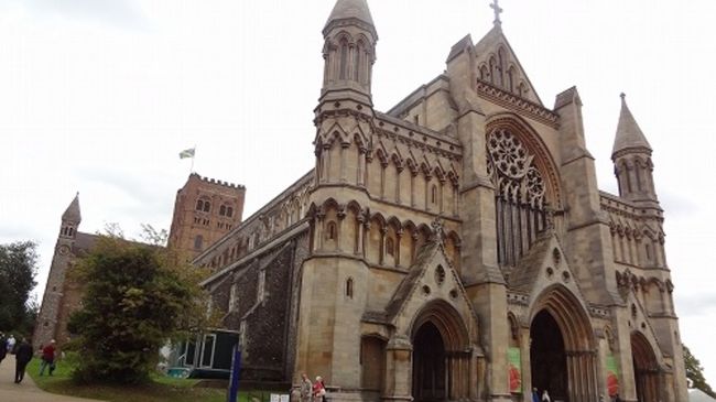 「イギリスの大聖堂に行く」シリーズ(笑)。かなりペースが遅いですが。。北イングランド在住ですが、ロンドン行ったついでに近郊の町セントオールバンズにある大聖堂に行ってきました。イギリスで最初の殉教者オールバンさんを祀ってる歴史のある大聖堂です。イベントやってたので見学にかなり苦労しました(笑)。