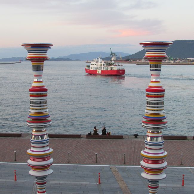 個人情報流出で話題のベネッセ儲け島<br /><br />何も無い島をベネッセの改革で有名にしたんだろうなぁ<br />しかし思っていたのと違っており 見て歩くの大変でした。<br />地中海美術館もしかり<br /><br />魅せることと見せるが<br />アンバランス 考えていなかったのかこんなに人が押し寄せるとは思わず予想外なのか <br />それとも人の列も作品の中に溶け込むよう 緻密に計算されているのか???<br /><br />作品の建物 自然 時間の流れを取り入れた全てが作品になっており、<br />素晴らしかったが、残念ながら<br />それをじっくりゆっくり愉しめるスペースはない<br /><br />展示が3箇所固定作品のみ<br />作品である建物に並ぶので<br />人の列を見ることにそして坂で待つ不安定さ<br />説明員の女性はこしょこしょ内緒話しのようで、何を言っているのか殆ど聞き取れず・・。<br />お年寄りうろうろしてました。<br /><br />送迎バスも難あり フェリー時間も営業時間に沿わず、早かったり、そういった恵まれない<br />混雑と不便さで 小さな島でも一日では到底周れず、滞在を延ばすか再来を促しているのかもしれないなぁ<br />まぁ 本当は うつくしい浜辺・海で 地中海美術館でしたら時の流れと共に過ごしたい <br /> そんな島・・町でした。<br /><br /><br /><br /><br /><br />