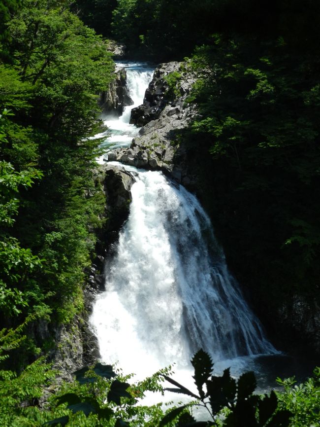 山形県から秋田県南部に突入し、湯沢市から由利本荘市鳥海町に向かいます。<br />目的は、日本の滝百選『法体の滝』です。<br /><br />天気も抜群で、道中のあちこちから見えた鳥海山の雄姿も美しかったし、『法体の滝』は百選滝にふさわしい素晴らしい滝でした～！<br />※日本の滝百選訪問数はこれで91ヶ所めとなりました。