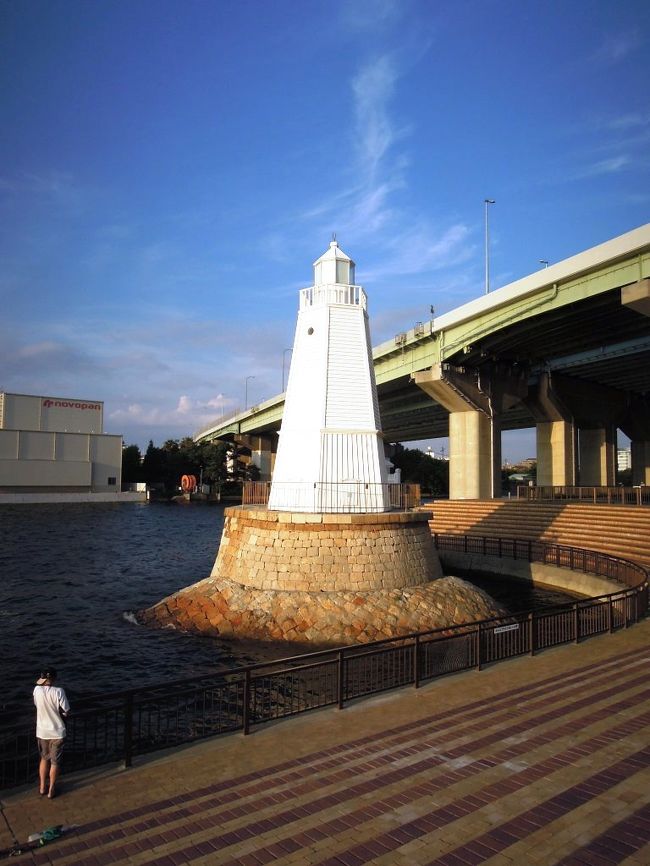 大阪府のなかほど、大阪市の南隣の市である堺を訪れました。政令指定都市のひとつであり工業都市として知られていますが、古墳時代の百舌鳥古墳群(2019年に世界遺産に登録されました)や、戦国時代の貿易・商人の町として栄えた、歴史のある港町です。<br />★2012年8月の訪問では、チンチン電車に乗り、町のあちこちに点在するゆかりの場所を散策。<br />★2015年12月の訪問では、大仙陵(仁徳天皇陵)とその傍らの大仙公園へ。