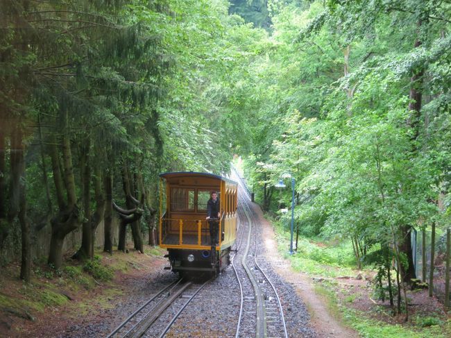 2014年5月9日（金）　Wiesbaden　ヴィースバーデン　<br />水力鉄道　ネロベルク登山鉄道　Nerobergbahn　☆<br />Part1で少しこの鉄道の説明をさせて頂きましたが、<br />世界的にも珍しいらしく水を利用して動きます☆<br /><br />水がドバァ〜〜っと出てくる瞬間！！！<br />見応えがあり、楽しいです。<br />たくさんの方に足を運んで頂きたいですぅ☆