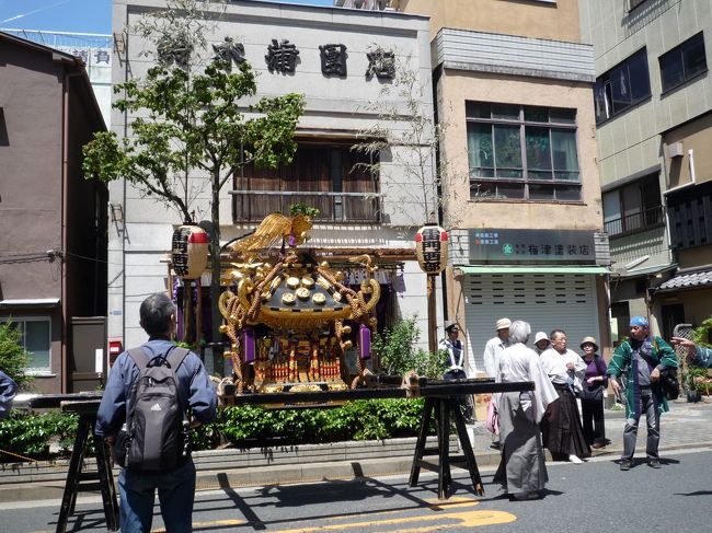 三社祭は、毎年5月に行われる東京都台東区浅草の浅草神社の例大祭である。<br /><br />かつては観音祭・船祭・示現会に分かれていたが、1872年から5月17・18日に行われるようになった。<br />現在は5月第3週の金・土・日曜日に行われる。<br />正式名称は「浅草神社例大祭」<br />