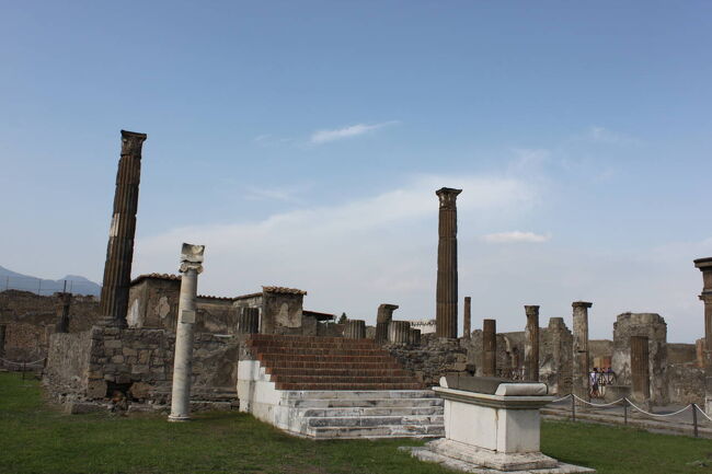 　７年ぶりに高校時代からの友達Ｒちゃんと　南イタリアのツアーに<br />参加しました。<br /><br />９月１７日　福岡ー関空ーローマーポメツィア<br />　　１８日　ポメツィア―ポンペイーナポリ<br />　　１９日　ナポリーカプリ島・青の洞窟ーアマルフィ海岸<br />　　２０日　ナポリ市内観光ーアルベロベッロ<br />　　２１日　アルベロベッロ観光ーマテーラ（オプション）<br />　　２２日　アルベロベッローヴェネベントーポメツィア<br />　　２３日　ローマ市内観光ーローマ空港―関空<br />　　２４日　関空ー福岡<br /><br />８日間のツアーです♪<br />