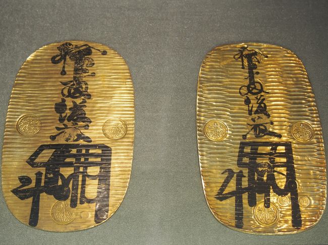大坂城の北にある藤田美術館、すぐれた東洋古美術を所蔵しています。<br /><br />その藤田美術館が、開館60周年を記念して、所蔵している代表的な美術品を展示する特別展を開催中です。<br /><br />まだ一度も行ったことのない藤田美術館、行ってみようと思います。<br /><br />また、大川(旧淀川)の岸の近くにある藤田美術館、その対岸には造幣博物館があります。<br /><br />その造幣博物館にも初めて行くことにします。<br /><br />【写真は、造幣博物館に展示されている大判です。】