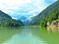 ドロミテの深い谷間に在る小さな町カプリーレとアレッゲ＆　美しい湖アレッゲの湖畔で＜ドロミテ東エリア＞