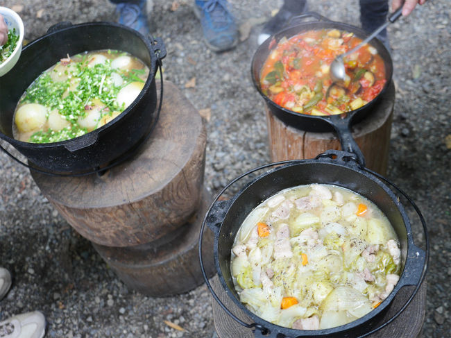 3連休の最終日はあきる野市深沢小屋でダッチオーブンを使っていろんな物を作っちゃおう!とういうイベントに参加しました。何度かご一緒している仲間9人での共同作業。薪に火を点け、自分達で材料を切り、味付け・・持ち込んだお料理もありとても豪勢なダッチオーブン料理となりました。ちなみに今日みんなで作ったのメニューは下記の通り・・<br /><前菜><br /> ■カルパッチョとフランスパン<br /> ■スパイシー・チキン<br /> ■サラダ・卵焼き・枝豆などのおつまみ<br /> ■ピクルス<br /><メインディッシュ><br /> ■丸ごと玉ねぎの白ワイン煮込み<br /> ■豚バラ肉と梨のビール煮<br /> ■ラタトゥウユ <br /> ■ホタテと生姜飯<br /> ■ソーセージ<br /><デザート><br /> ■梨&即席リンゴのコンポート<br />良く笑って、食べて・・思い出に残る素敵な一日となりました。
