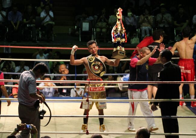 岡山武道館で教え子和氣慎吾東洋太平洋スーパーバンタム級チャンピオン４度目の防衛戦を応援
