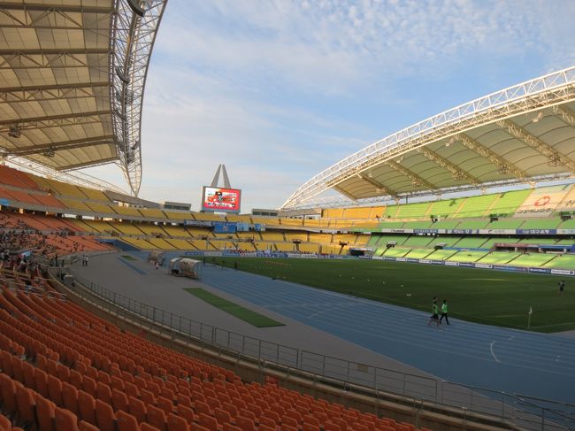 釜山から高速鉄道KTXに乗って大邱を訪れ、韓国Kリーグ・サッカーを観戦してきました。宿泊は釜山です。<br /><br />◆行程---------------------------------------------<br />8/25(日)<br /> 【航空機】7G301 北九州KKJ 9:10→10:00 釜山PUS<br /> 【列車】KTX152号 釜山駅 15:30→16:16 東大邱駅<br /> ★大邱市内観光(Kリーグ・大邱VS水原戦)<br /> 【列車】KTX177号 東大邱駅 22:15→2257 釜山駅<br /> ■東横イン釜山駅1 泊<br />8/26(月)<br /> 【航空機】7G302 釜山PUS 10:45→11:35 北九州KKJ<br /><br />◆費用---------------------------------------------<br />【航空機】<br /> スターフライヤー KKJ-PUS往復 公式WEBから購入<br /> エコノミークラス STAR PRIME 2week<br /> 16,500円+TAX諸費4,870円=21,370円/人<br /> <br />【ホテル】<br /> 東横イン釜山駅1<br /> 1泊シングル1室 48,400KRW(約4,400円)<br /><br />---------------------------------------------------<br />2013北九州発着・釜山&大邱サッカー観戦の旅(その1・北九州空港出入国編)<br />http://4travel.jp/travelogue/10936929<br /><br />2013北九州発着・釜山&大邱サッカー観戦の旅(その2・大邱サッカー観戦と釜山泊編)<br />http://4travel.jp/travelogue/10936936