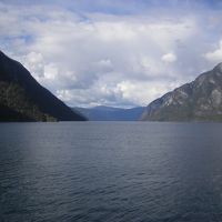 北欧三カ国家族旅行　その3の2　ノルウェー編　バラ買いでオスロ発ベルゲン急行+フロム鉄道+フェリー+バスで景勝ルートを行きます。