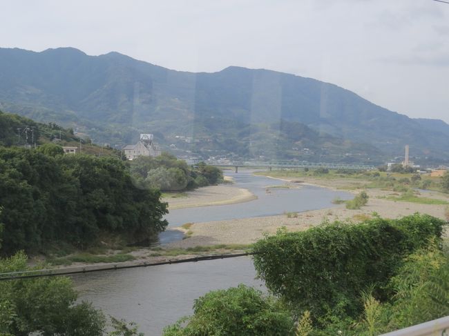 最近、魚釣りも飽きてきた。<br /><br />西国めぐりでもしようと、残りの寺を調べて見たら。<br /><br />和歌山３ヶ所、京都２ヶ所、滋賀２ヶ所、兵庫１ヶ所、岐阜１ヶ所、番外２ヶ所　計１１ヶ所<br /><br />歩いても膝と腰の痛みも無し。今回は平地の歩きですから<br /><br />粉河寺は駅より９００m、先日の５、２kmの事を考えると楽々の距離です<br /><br />では、和歌山を目指してゴー<br /><br /><br /><br /><br />表紙　　　　　　　　　　　　　　　　　和歌山・紀ノ川車中から