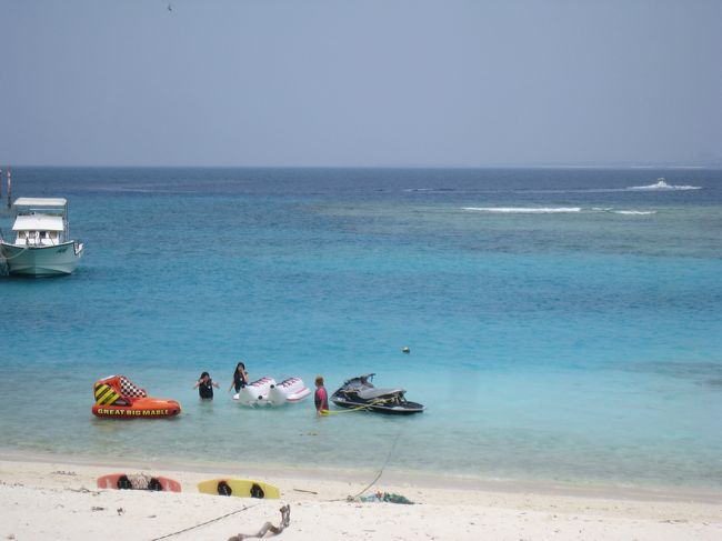 沖縄の行きつけのショップで水納島遠征、万座でダイビングがあるとのことで、またまた沖縄までやってまいりました。<br />前半の水納島では綺麗なサンゴと砂浜でいかにも南国~って感じでしたが、翌日の万座は朝からの豪雨・・・<br />3本の予定でしたが、2本で切り上げることとなり、ちょっと残念でした。