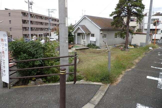 神奈川県藤沢市本町1には小川泰堂居住笑宿庵跡がある。小川泰堂(文化11年(1814年)頃〜明治11年(1878年))は医師小川天佑の子で、父を継いで医師となり、藤沢の発展に尽力した。この地の笑宿庵で、「祖遺文録」や藤沢の古典地誌「我棲里」などの多くの著作を執筆した。 しかし、小川泰堂居住笑宿庵跡にあった史跡碑も撤去され、墓地のプレートも取り外されてしまった。「史跡 小川泰堂居住笑宿庵跡」碑は近年に設置されたのだが、最近、この土地の地主が東洋宣教使徒教会に代わり邪魔になり撤去されたのだという。そこから1軒おいたところにある宅地跡は小川家の墓地であり、現在も2基のお墓が建てられているが、小川家で墓地を他に移したので、墓地にあったプレートも取り外されてしまったのだという。 山の裾に当たるこの地には名水が湧く井戸があったという。史跡碑や墓地のプレートばかりか、この井戸も形も無くなってしまっている。藤沢駅の観光案内所で貰った「歩いて見よう藤沢宿浮世絵まっぷ」には「小川泰堂居住笑宿庵跡」の史跡が記載されているが、その場所さえも見付けることが困難な状況である。(表紙写真は小川泰堂居住笑宿庵跡)