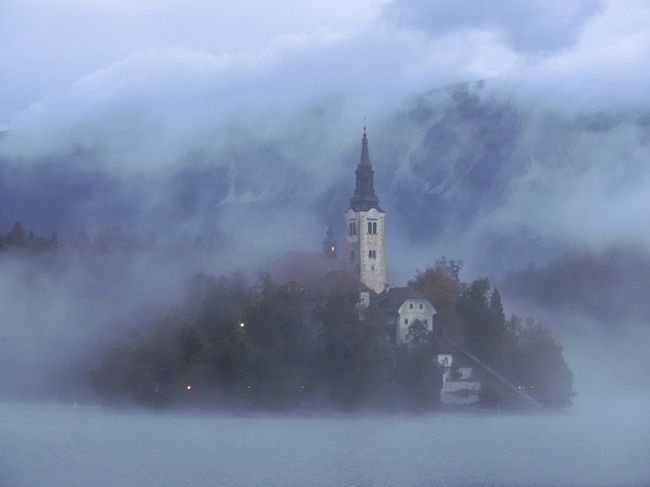 2014年の夏休みを利用して、スロベニア〜クロアチア〜ボスニアを巡ってきました。この旅行記はスロベニアの「ブレッド湖」を訪れた時のものです。<br /><br />クロアチアのドブロブニク観光がメインの旅行だったのですが、せっかくなので！と付け加えて隣国スロベニアは「ブレッド湖」から夏休みをスタートさせることに！<br />ところが、一日を通していろんな表情を楽しませてくれるブレット湖に魅せられました。『アルプスの瞳』とも称される湖。湖に浮かぶようにして存在する小島の教会「聖マリア教会」が印象的で、まさに風光明媚な景色を楽しむことができました。<br />そして、出会う人々の純朴さに和まされ、こちらブレッド湖観光がメインと言っても過言ではないほど、とても思い出深い旅となりました。<br /><br />スロベニアの首都「リュブリャナ」からの日帰りバスツアーを利用される方が多いようですが、ぜひ、湖畔の宿に1泊されることをお勧めします。<br />なぜなら、早朝のブレッド湖から素敵なプレゼントがもらえるかもしれないからです。私は、表紙の写真にあるような、言葉に言い表せられないくらい幻想的な景色をプレゼントしてもらいました♪<br /><br />リュブリャナのホテルにスーツケースを置いたまま、ブレッド湖へ。思い付きで直前に予約したペンション「Mlino」に宿泊。町の中心部と対岸にあり、とても静かで、ブレッド島へ渡るボート乗り場が目の前。無料で自転車を借りることができ、このペンションかなりお勧めです！<br />（４５ユーロ／泊でした。クレジットOK!）<br /><br />●今回の旅程●<br />　９月２０日 成田→（デュッセルドルフ経由→フランクフルト経由）→リュブリャナ着<br />★９月２１日 リュブリャナ散策（リュブリャナ→ブレッド湖）ブレッド湖散策<br />★９月２２日 ブレッド湖散策（ブレッド→リュブリャナへ）<br />　９月２３日 （リュブリャナ→ザグレブへ）ザグレブ散策（ザグレブ→ドブロブニクへ）<br />　９月２４日 ドブロブニク散策（ドブロブニク→モスタル）モスタル散策<br />　９月２５日 モスタル散策（モスタル→ドブロブニク）ドブロブニク散策<br />　９月２６日 （ドブロブニク→パリ）パリ散策<br />　９月２７日 パリ散策<br />　９月２８日 帰国：パリ→<br />　９月２９日 →関西空港経由→羽田着