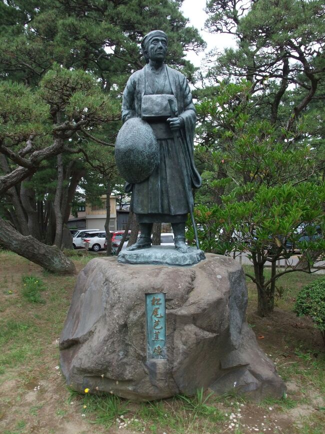 山形県内を山形市→天童市→尾花沢市→新庄市(一泊)→最上川下り→酒田市、と旅行をしたときの記録です。<br /><br />最終行程の酒田市。<br />写真は日和山公園の芭蕉像。<br />駅前で無料のレンタサイクルがあったので、お借りしました。<br /><br />母と妹は秋田経由でJR特急を利用して北へ。<br />私はJR特急で新潟まで行った後東京まで上越新幹線で帰りました。