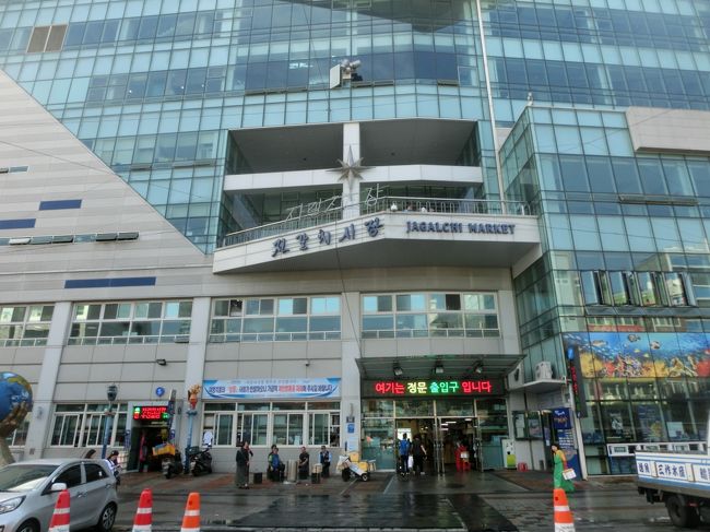 韓国・釜山に行って来ました。 ここも見どころは沢山あり、トピックを何にしようかと悩むところですが、ジャガルチ乾魚物市場にしました。<br />まぁ、ものすごい量の海産物です。 これだけの市場は日本では見かけません。