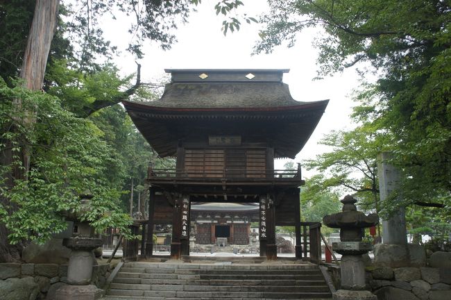 ぶどうで有名な山梨県ですが、その山梨県でも一番のぶどうの産地は勝沼で、勝沼ぶどう郷駅からなだらかに下って行く丘陵から塩山駅にかけての一帯がそうなります。エリアには、大小のワイナリーやぶどうの販売所があって、ワインの試飲やぶどうの試食なども盛んにやっていて、散策するだけでもかなり楽しめます。<br />一方で、信玄ゆかりの古刹もあって、とても気になっていましたが、今回はこれも合わせて、訪ねてみることにしました。用事の合間に回ったので、また少し細切れですけど、まあまあこのエリアの雰囲気は大づかみできたかなあという感じです。 