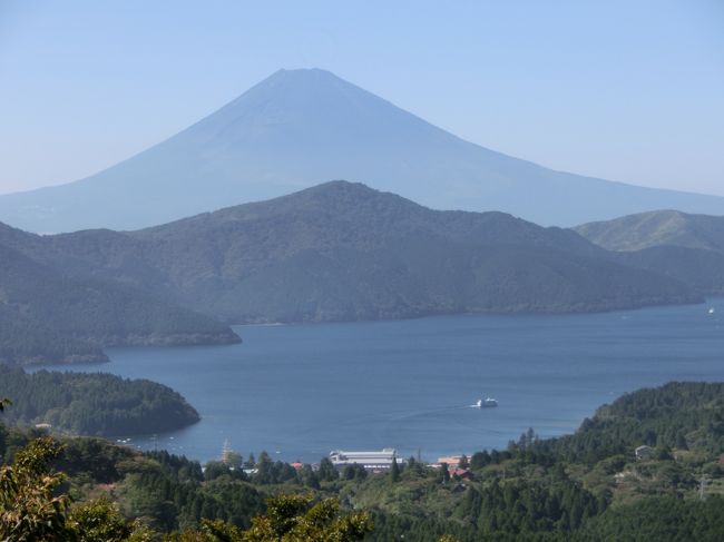 いろいろな場所で、富士山を見るのが、<br />小さな旅のテーマでもあります。<br /><br />箱根ターンパイクから大観山へ<br />ここから見る富士山は、芦ノ湖の景色とマッチしていて、本当に素敵です。<br /><br />そこから、元箱根（箱根新道）に向かう道。<br />ちょっと車を走らせたところに、展望台があるのを発見。<br /><br />ここから、絶対富士山が見えるはず。<br />ということで、見てみました。<br /><br />写真は「天閣台」から見た富士山と芦ノ湖