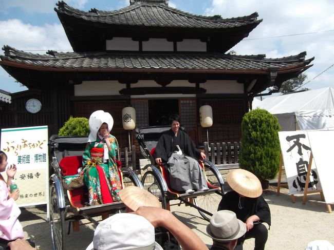 毎年、9月23日に開催される【ぶらりまちかど美術館・博物館】。<br /><br />東近江市五個荘地区には伝統的建築物保護地区みたいなのがあって<br />「街そのものが美術館」的な感じらしい。<br /><br />時代背景としては、大正~昭和の比較的平和で享楽的な頃。<br />私は、個人的に一番好きな時代です★<br /><br />最近ではNHKの朝ドラ「ごちそうさん」もここでロケしたとか。<br />あとは、大正時代とかが時代背景となる映画などもたくさん撮影されているようです。<br /><br /><br />たしか、数年前までは【ぶらっと五個荘まちあるき】って名前だったように思うけど<br />市町村合併とかで変わってしまったのかな…。<br /><br />何年か前に行ったきりの、五個荘へ、いざ。<br />