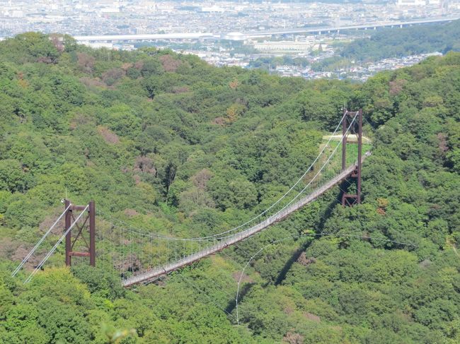 淀川河川敷を北上して、淀川の支流天の川へ<br /><br />途中、バードウォチングをしながら<br />交野市私市の府民の森・ほしだ園地「星のブランコ」（吊橋）を見て渡り<br />山歩きをして来ました<br /><br />小さな吊橋は何度か渡りましたが<br />高さも長さもある「吊橋」は初めてです、展望台から見る大阪府下・京都市内<br />好天気に恵まれ眺めは最高でした<br /><br /><br /><br /><br />表紙　　　　　　　　　　　　　　　　　府民の森・ほしだ園地「星のブランコ」<br />