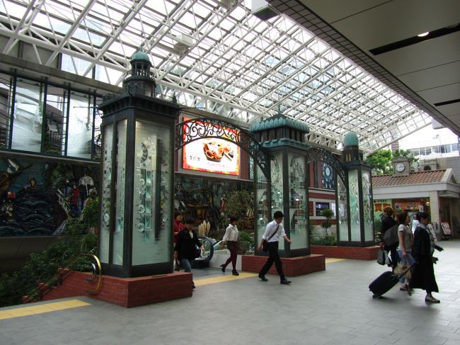 横浜駅の東口地下街「ポルタ」に向かうエスカレータのところには、横浜三塔のゲートができています。<br /><br />キング・クイーン・ジャックの三塔<br /><br />三塔を一緒に見ると夢が叶う、って？<br /><br /><br /><br />（ここは違うでしょ！って、突込みが入りそう）